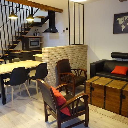 Chatte : agréable maison de rue Extérieur photo