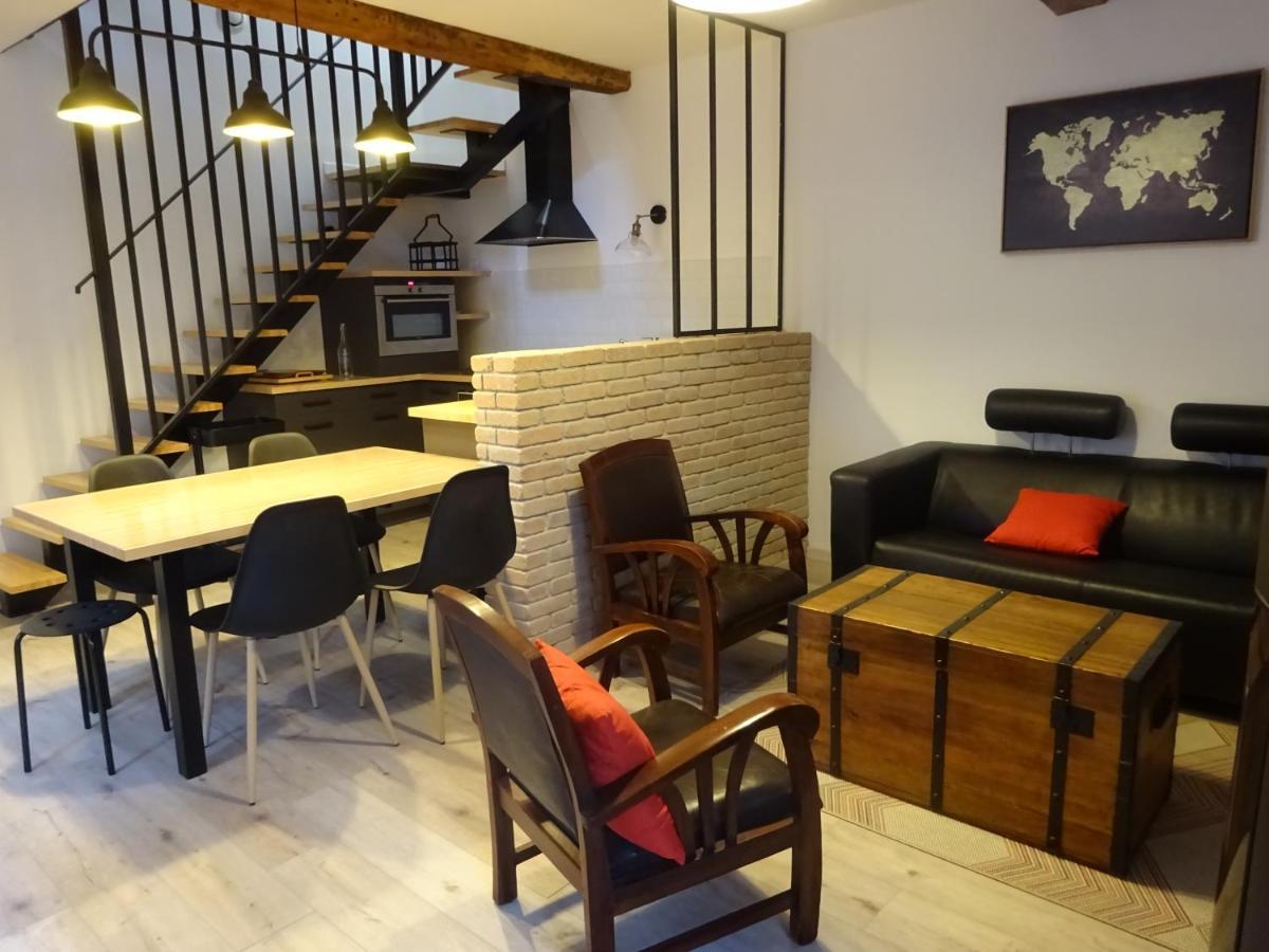 Chatte : agréable maison de rue Extérieur photo