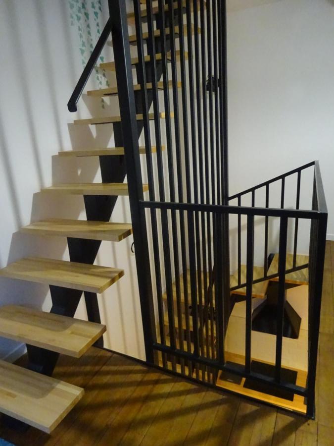 Chatte : agréable maison de rue Extérieur photo