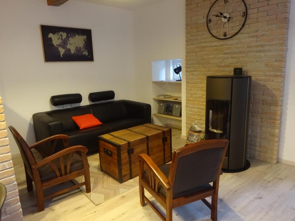 Chatte : agréable maison de rue Extérieur photo